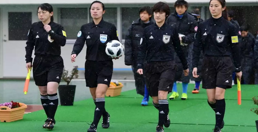  法甲首轮诞生历史性时刻，女裁判首次执法  